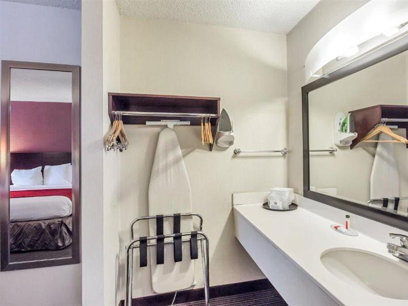 Ramada By Wyndham Salt Lake City North Temple מראה חיצוני תמונה