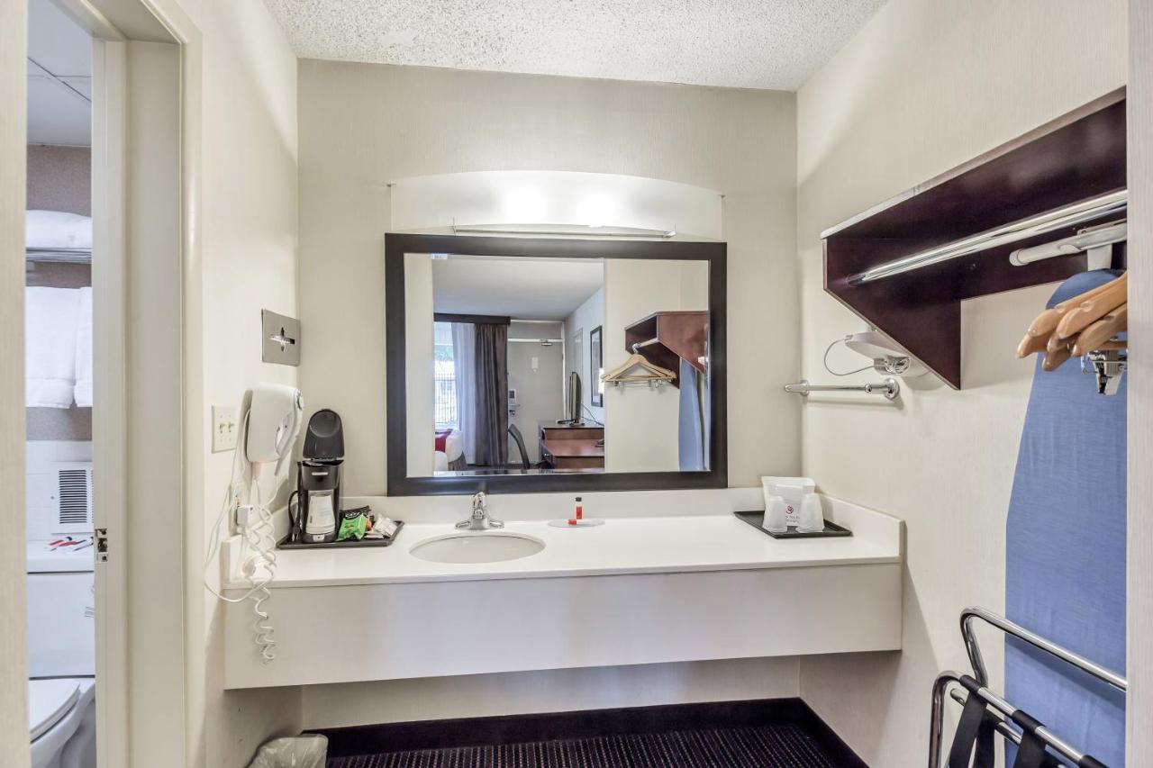 Ramada By Wyndham Salt Lake City North Temple מראה חיצוני תמונה